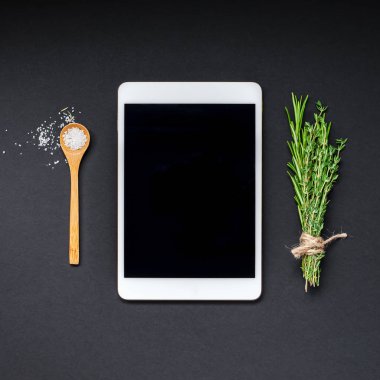 Yeşillik otlar ve baharatlar ile Boş tablet Pc