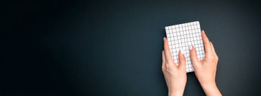 Defterli kadın elleri