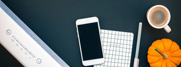 Table avec barre de son téléphone portable et tasse à café — Photo