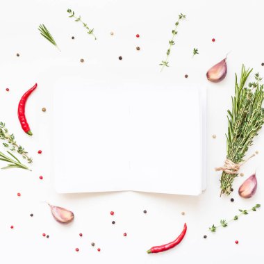 Yeşil otlar ve baharatlar ile boş not defteri sayfaları