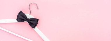 Pastel pembe arka planda beyaz askılar