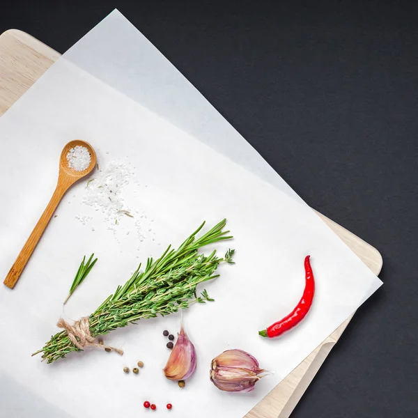 Fondo alimenticio con hierbas y especias verdes — Foto de Stock