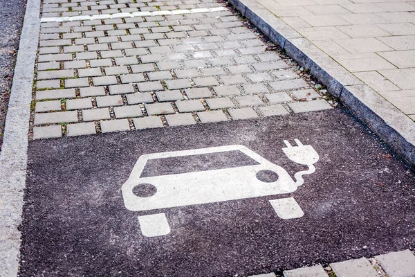 Símbolo de estacionamiento para coches eléctricos de carga —  Fotos de Stock