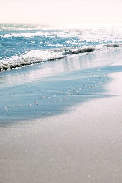 Summer sand beach and seashore waves background — Stock Photo, Image