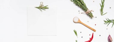 Yeşil otlar ve baharatlar ile boş not defteri sayfaları