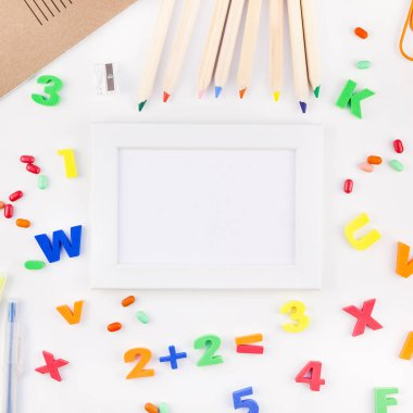 Ofis malzemeleri ile okul konseptine geri dön