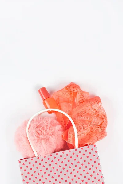 Lingerie corail dans un sac à provisions sur fond blanc — Photo