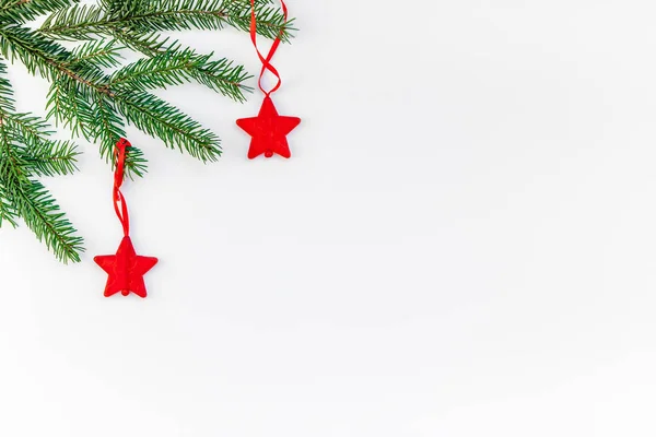 흰색 배경에 크리스마스 전나무 나무 가지 — 스톡 사진