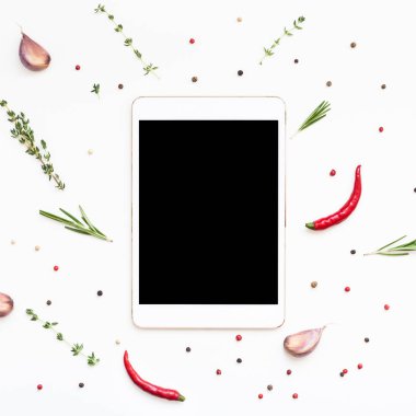 Yeşillik otlar ve baharatlar ile Boş tablet Pc