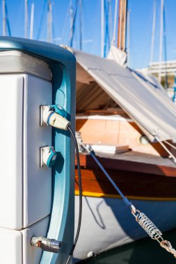 Yakıt ve elektrik ile karışık moored Yatlar