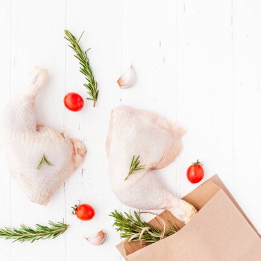 Otlar ile taze çiğ tavuk bacaklar. Pişirme konsepti