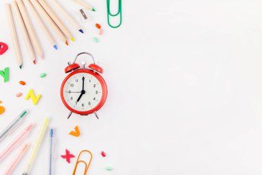 Ofis malzemeleri ile okul konseptine geri dön