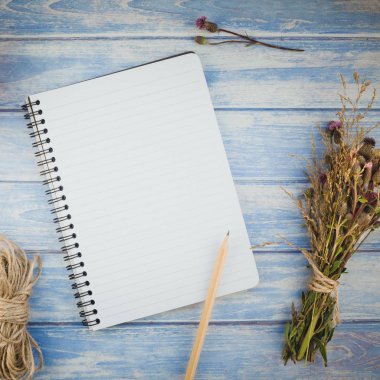 Kalem ve sonbahar çiçekli boş defter 