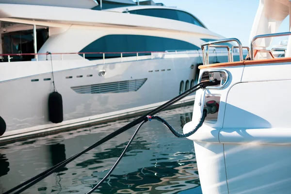 Пришвартованные яхты класса люкс в Marina of Cannes — стоковое фото