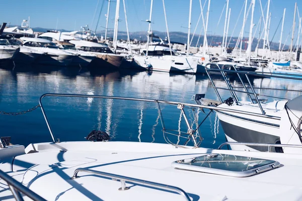 Yachtok megtekintése Cannes-ban, a franciaországi jachtkikötőben — Stock Fotó