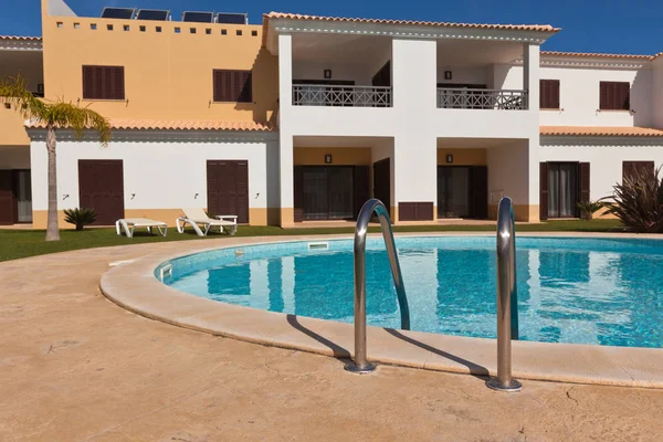 Townhouse with apartments and swimming pool — Stock Photo, Image