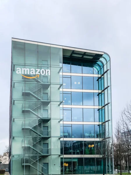 Amazon-logotyp på kontorsbyggnaden, München Tyskland — Stockfoto