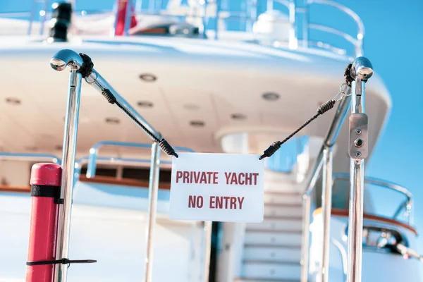 Yacht pribadi Tidak ada tanda dilarang masuk — Stok Foto