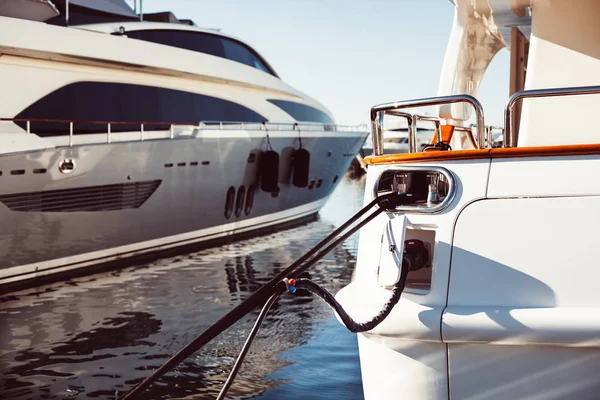 Förtöjda lyxbåtar i småbåtshamnen i Cannes — Stockfoto