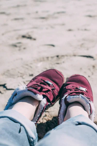 Ragazza rilassante sulla spiaggia di sabbia — Foto Stock