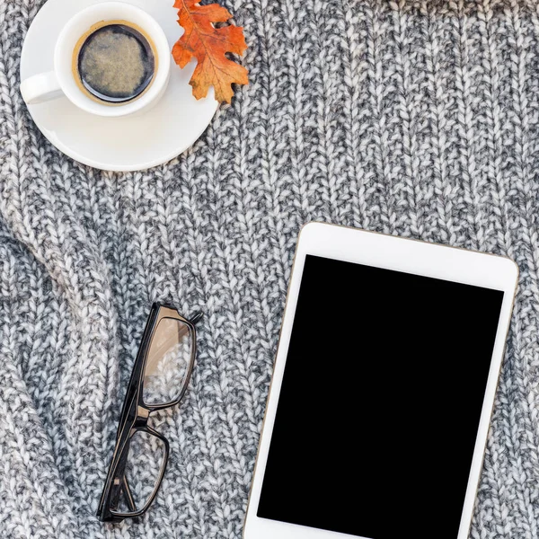 Örme ekose üzerinde kahve bardağı ile ev işyeri