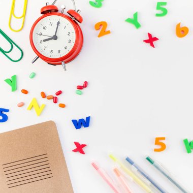 Ofis malzemeleri ile okul konseptine geri dön