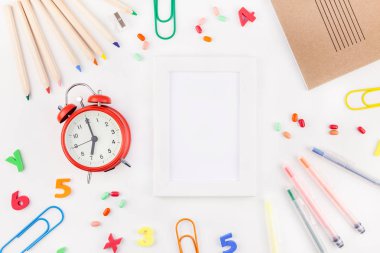 Ofis malzemeleri ile okul konseptine geri dön