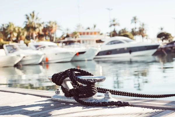 Amarre corde de yacht attaché autour d'un taquet — Photo