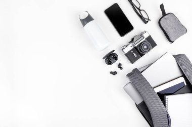 İçinde dizüstü bilgisayar ve tablet ile modern sırt çantası