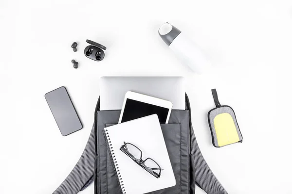 Moderne rugzak met laptop en Tablet binnen — Stockfoto
