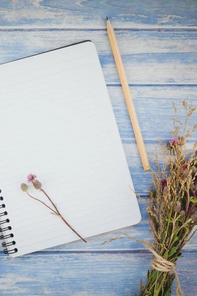 Kalem ve sonbahar çiçekli boş defter