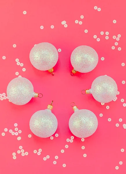Kerst roze platte lay patroon met parel ballen — Stockfoto