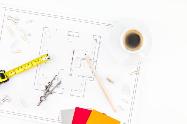 İç tasarımcı tablo çalışma alanı ile ev planı