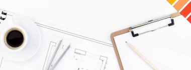 İç tasarımcı tablo çalışma alanı ile ev planı