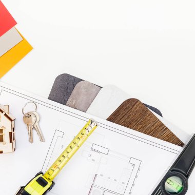 İç tasarımcı tablo çalışma alanı ile ev planı