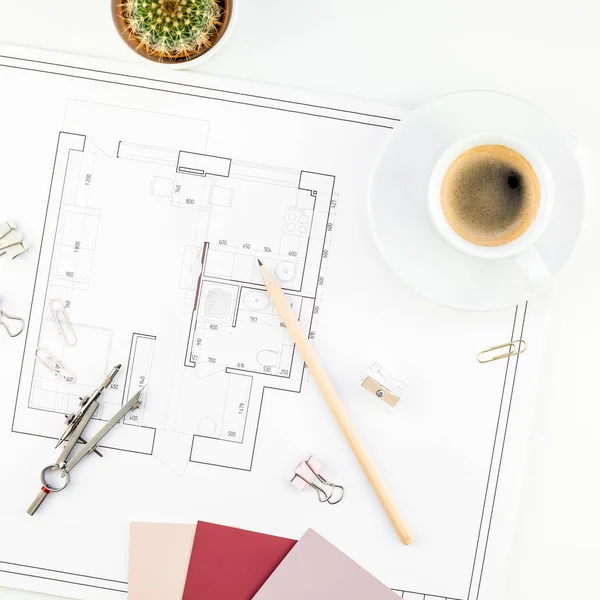 Tischarbeitsplatz für Innenarchitekten mit Hausplan — Stockfoto