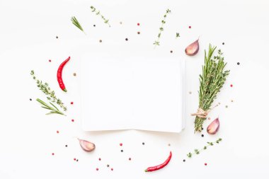 Yeşil otlar ve baharatlar ile boş not defteri sayfaları