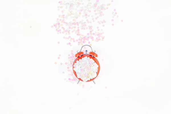 Parel pastel confetti sparkles en rode wekker — Stockfoto