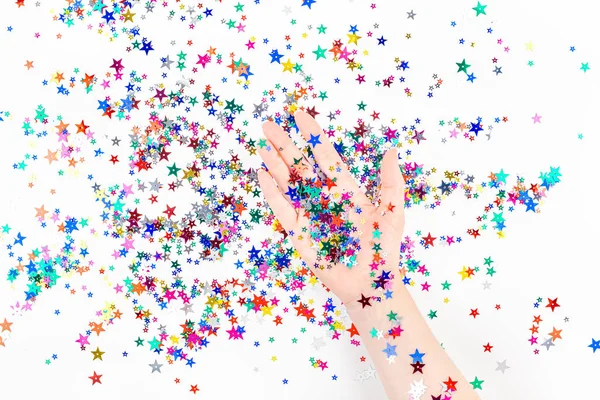 Kvinnan hand med festlig färg stjärna konfetti — Stockfoto