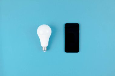 LED ampuller ve modern akıllı telefon mockup