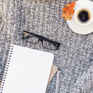 Örme ekose üzerinde kahve bardağı ile ev işyeri