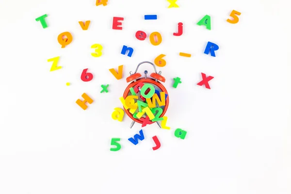 Väckar klocka och flerfärgad alfabetet — Stockfoto