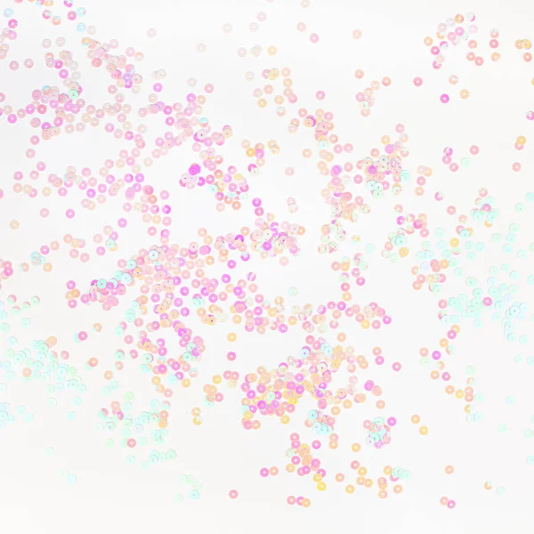 El confeti pastel de perlas brilla sobre fondo blanco —  Fotos de Stock