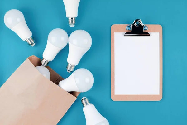 Bombillas led en bolsa de compras de papel artesanal — Foto de Stock