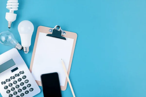 Bombillas viejas y nuevas. Concepto de ahorro energético —  Fotos de Stock