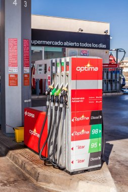 Benzin pompası nozulları bir benzin servis istasyonunda