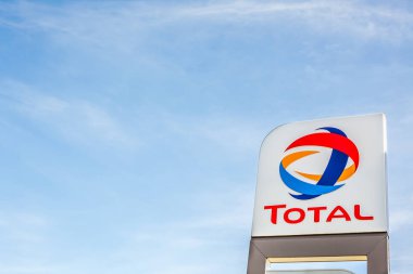 Benzin servis istasyonunda toplam şirket logosu