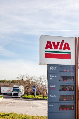 Gaz servis istasyonunda Avia logosu