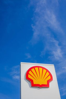 Gaz servis istasyonunda Shell şirket logosu