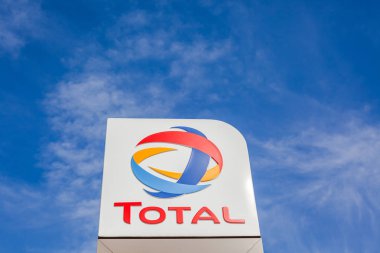 Benzin servis istasyonunda toplam şirket logosu